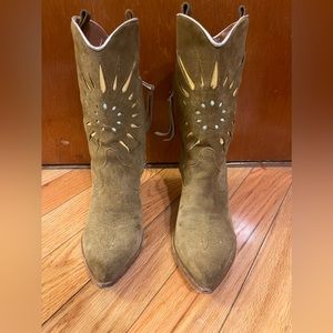 Cowboy boots tan suede